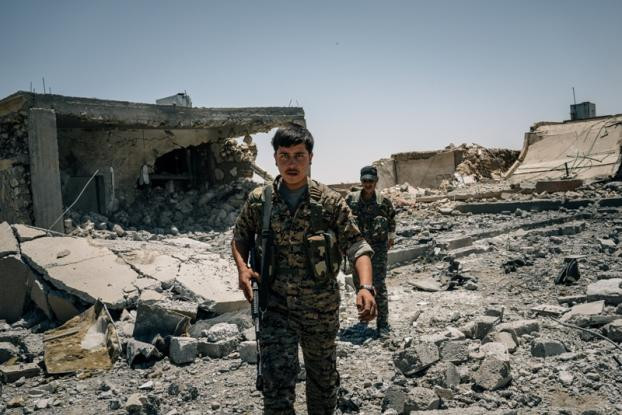 Ανατριχιαστικό βίντεο: Η στιγμή που τζιχαντιστής πυροβολεί δημοσιογράφο στη Ράκκα